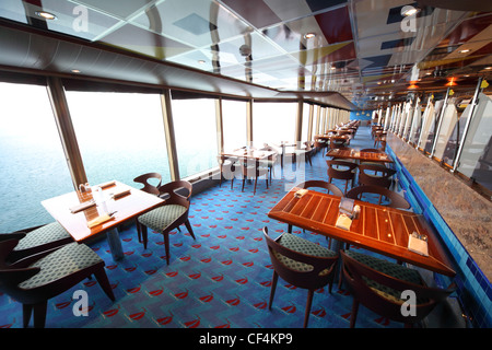 helle farbige Hotel Speisesaal mit blauem Boden und großen Fenstern Gesamtansicht Stockfoto