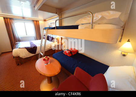 Kabine mit Fenster, großes Doppelbett und zwei Kinder Betten Gesamtansicht zu versenden Stockfoto