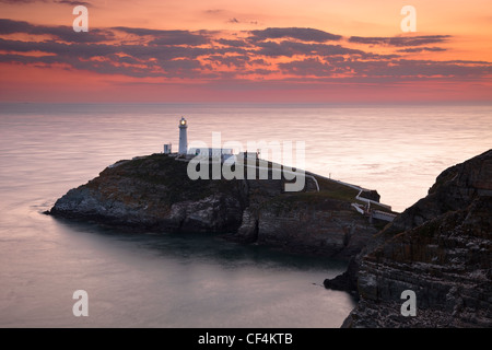 South Stack Lighthouse, einen spektakulären Leuchtturm direkt an der Holy Island auf der Nord West Küste von Anglesey bei Sonnenuntergang. Stockfoto