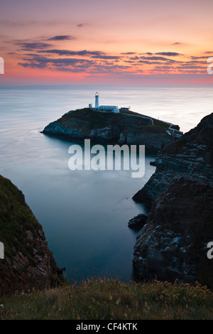 South Stack Lighthouse, einen spektakulären Leuchtturm direkt an der Holy Island auf der Nord West Küste von Anglesey bei Sonnenuntergang. Stockfoto