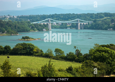 Die Menai Hängebrücke verbindet die Insel Anglesey mit Festland Wales, entworfen von Thomas Telford und eröffnet im Jahr 1826 Stockfoto