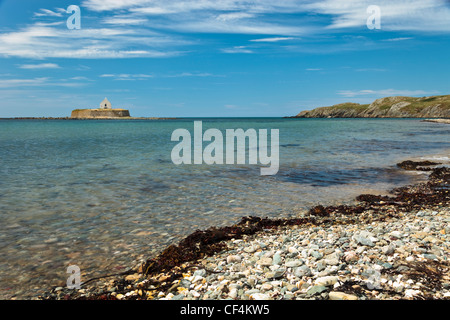 St Cwyfan Kirche, bekannt als die Kirche in das Meer, auf einer kleinen Gezeiten-Insel namens Cribinau vor der Küste von Anglesey. Stockfoto