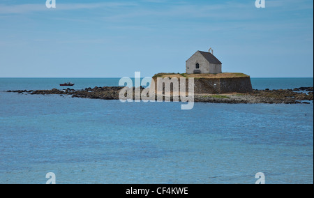 St Cwyfan Kirche, bekannt als die Kirche in das Meer, auf einer kleinen Gezeiten-Insel namens Cribinau vor der Küste von Anglesey. Stockfoto