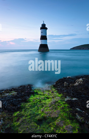 Penmon Leuchtturm und Puffin Island an Penmon Punkt auf der Isle of Anglesey. Stockfoto