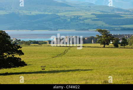 Beaumaris Castle mit Blick auf die Menai Strait auf die Isle of Anglesey wurde als eines der Eisenring von Nordwales Burgen gebaut. Stockfoto