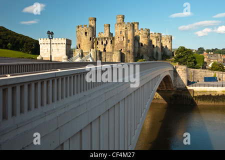 Conwy Castle, für König Edward i. zwischen 1283-87 von Master James of St. George, gesehen von der moderne Straßenbrücke, die ausgeführt wird gebaut Stockfoto