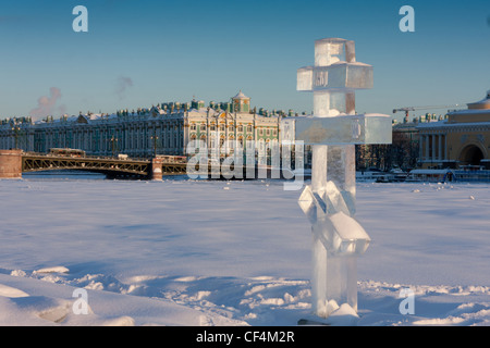 Die Staatliche Eremitage, Winterpalast, Schlossbrücke, die meisten Dvortsoviy, orthodoxes Kreuz, Sankt-Petersburg, Russland Stockfoto