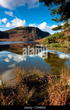 Hügel reflektiert in den ruhigen Gewässern des Crummock Wasser im Lake District. Stockfoto