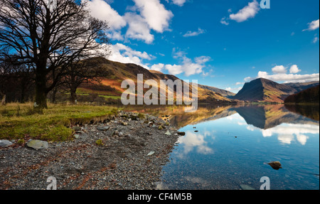 Am nördlichen Ufer des Buttermere-See und die umliegenden Berge. Stockfoto