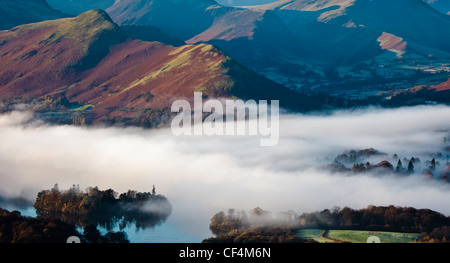 Nebel hängt im Derwent Valley kurz nach Sonnenaufgang. Stockfoto