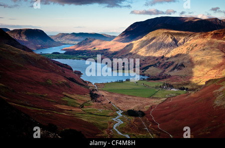 Ein Blick auf Crummock und Buttermere Seen von der Spitze der Heuhaufen im Lake District. Stockfoto