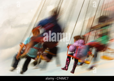 Menschen sausen Runde auf einen Rummelplatz Chair-o-Plane fahren. Stockfoto