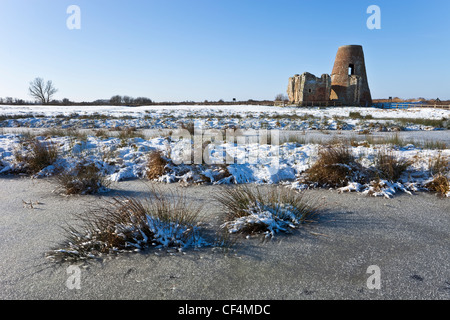 Die Ruinen der Abtei St. Benets auf den Sand und Kies Insel namens Kuh Holm, umgeben von Schnee. Stockfoto