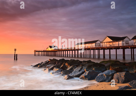 Dawn Sonnenlicht auf Southwold Pier. Stockfoto