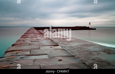 Whitehaven West Pier Licht am Ende des dem Deich kennzeichnen die Einfahrt in den Hafen. Stockfoto