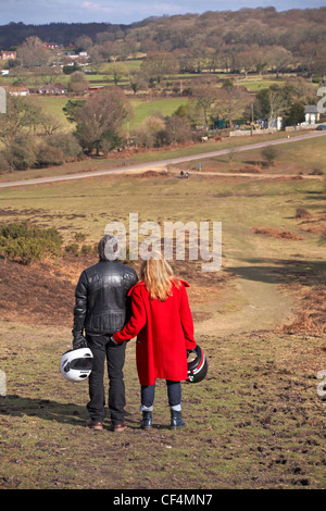 Älteres Paar tragen von Sturzhelmen Stand bewundern die Aussicht im New Forest National Park im Februar Stockfoto