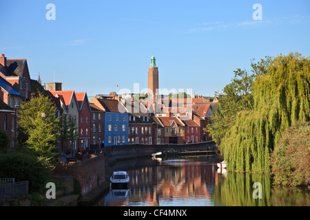 Renovierte Häuser durch den Fluß Yare in Norwich zeigt der Uhrturm von Norwich City Hall im Hintergrund. Stockfoto