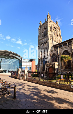 Kirche St Peter Mancroft und das Forum building, Millennium Leuchtturmprojekt für die East Of England und die Heimat der Norfolk Stockfoto