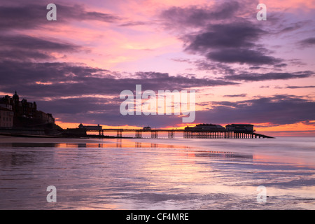 Cromer Pier bei Sonnenuntergang an einem Sommerabend. Stockfoto