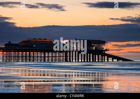 Cromer Pier bei Sonnenuntergang an einem Sommerabend. Stockfoto