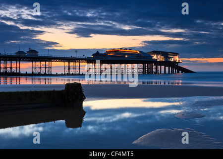 Cromer Pier bei Sonnenuntergang an einem Sommerabend. Stockfoto