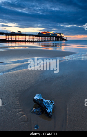 Cromer Pier bei Sonnenuntergang an einem Sommerabend. Stockfoto