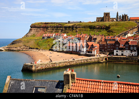 Blick über Hafen von Whitby an einem sonnigen Tag in Richtung der Abtei auf dem Hügel mit Blick auf die Stadt. Stockfoto