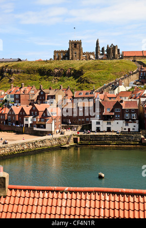 Blick über Hafen von Whitby an einem sonnigen Tag in Richtung der Abtei auf dem Hügel mit Blick auf die Stadt. Stockfoto