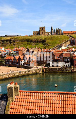 Blick über Hafen von Whitby an einem sonnigen Tag in Richtung der Abtei auf dem Hügel mit Blick auf die Stadt. Stockfoto