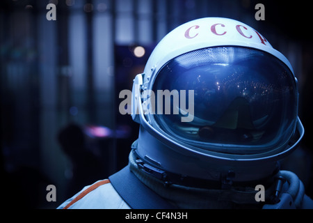 Moskau Russland 8 NOVEMBER: Space Museum Foto Raumanzug Inschrift auf Helm UdSSR Nahaufnahme 8. November 2009 in Moskau. Stockfoto