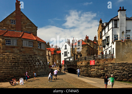 Einen gepflasterten Pfad führt vom Strand zum Dorf von Robin Hoods Bay, der belebtesten Schmuggel-Gemeinschaft an der Küste von Yorkshire Stockfoto