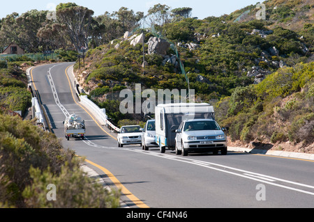 VW Auto abschleppen Wohnwagen auf Clarence Drive eine malerische Küstenstraße in der Nähe von Gordons Bay Western Cape Südafrika Stockfoto