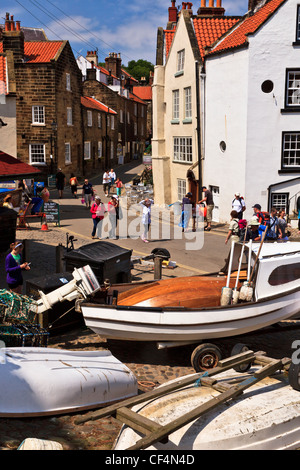 Kleine Fischerboote im Zentrum von Robin Hoods Bay, der belebtesten Schmuggel-Gemeinschaft an der Küste von Yorkshire während der 18. ce Stockfoto