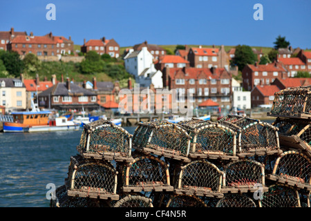 Hummer-Töpfe stapeln sich am Hafen von Whitby. Stockfoto