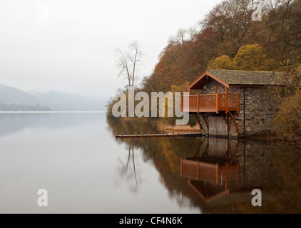 Ein Bootshaus in stilles Wasser im Ullswater, der zweitgrößte See in der Seenplatte wider. Stockfoto