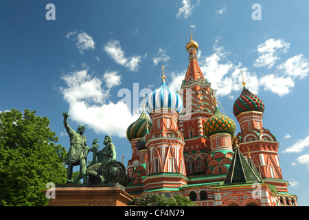 Denkmal für Minin und Poscharski und Basilius Kathedrale am Roten Platz in Moskau Russland Stockfoto