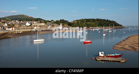 Boote im malerischen Hafen von Conwy in Nordwales. Stockfoto