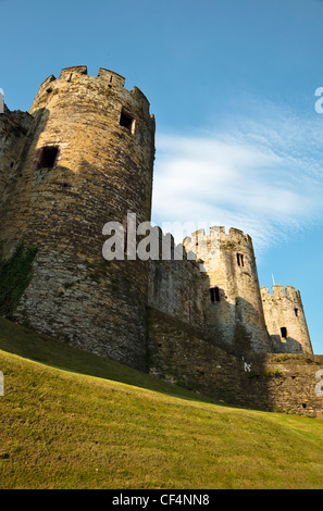 Riesige runde Türme von Conwy Castle, gebaut von der englischen Monarchen Edward ich zwischen 1283 und 1289 als eines der wichtigsten fortresse Stockfoto