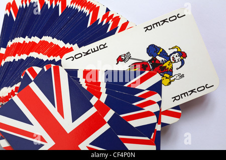 Der Joker des Spielsets auf weißem Hintergrund - Joker im Spielkartenpack mit Union Jack-Rücken Stockfoto