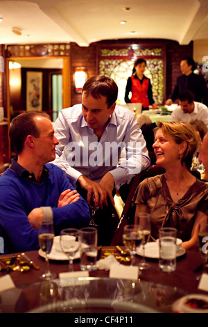Menschen sind zu einem Abendessen im chinesischen Restaurant. Stockfoto