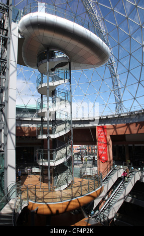 Das zentrale Atrium im Victoria Square Shopping Centre mit einem Turm führt zu einer Aussichtsplattform innerhalb einer großen Glaskuppel. Stockfoto