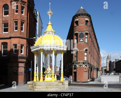 Jaffe-Brunnen, gebisslose Bar und das Albert Memorial Clock Tower, drei Wahrzeichen des 18. Jahrhunderts-Belfast. Stockfoto