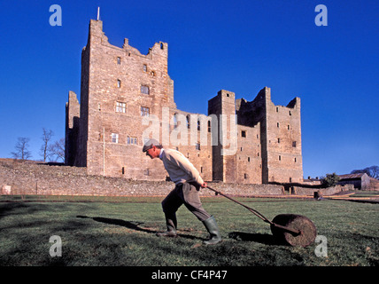 Harry Orde-Powlett, 8. Baron Bolton Bolton Castle ziehen einer schweren Walze im Schlosspark. Stockfoto