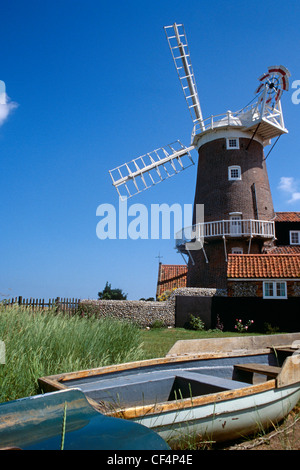 Das 18. Jahrhundert Cley Windmühle, jetzt ein Gästehaus, mit Blick auf Boote auf die Sümpfe. Stockfoto