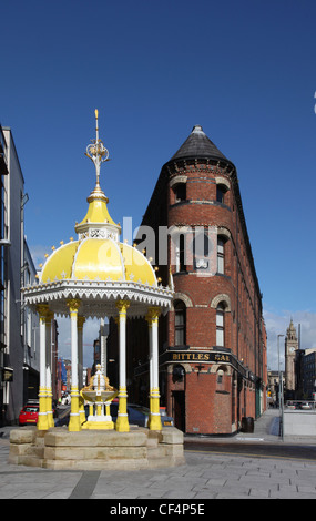 Jaffe-Brunnen, gebisslose Bar und das Albert Memorial Clock Tower, drei Wahrzeichen des 18. Jahrhunderts-Belfast. Stockfoto