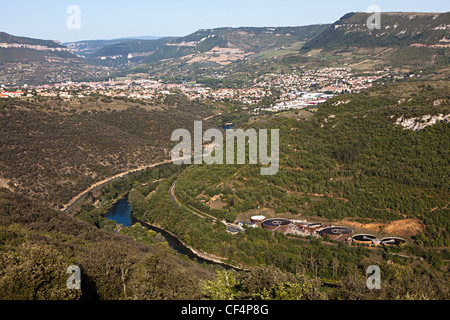 Kläranlagen entlang des Flusses Tarn mit der Stadt von Millau in der Ferne, Aveyron, Midi-Pyrenäen, Frankreich Stockfoto