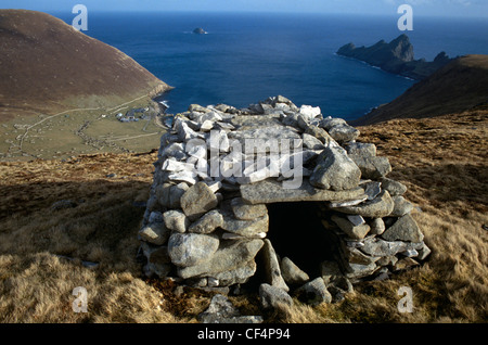 Ein Cleit mit Blick auf Dorf-Bucht auf der Insel Hirta, ausmachen eines vier vulkanischen Inseln St. Kilda Archipel Kontraststreifen Stockfoto