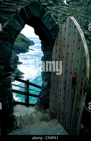 Ein 19. Jahrhundert Eingang Blick über die zerklüftete Küste Cornwalls an Tintagel Castle, legendären Website von König Arthurs Hof. Stockfoto