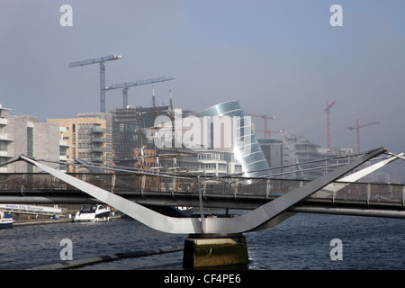 Die Millennium Brücke über den Fluss Liffey in Dublin. Die Fußgängerbrücke verbindet den Norden Kais Temple Bar. Stockfoto