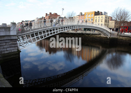 Halfpenny Bridge, einmalige Abgabe Brücke über den Fluss Liffey, Dublin. Stockfoto